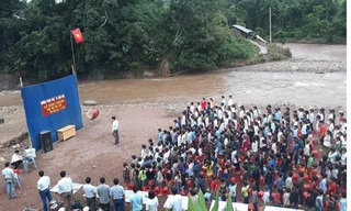 Hình ảnh thầy và trò khai trường bên bờ suối. Ảnh Nguyễn Khánh Long