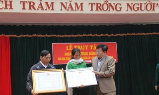 Thừa ủy quyền của Chủ tịch nước, Sở GD & ĐT Nghệ An Trao tặng Huân chương Dũng cảm cho em Nguyễn Anh Tuấn (đại diện gia đình nhận)