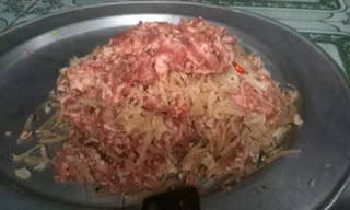 Thịt sống được bóp với thính gạo để trở thành món nhậu. 
