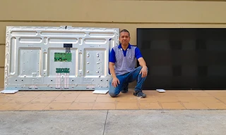 Anh Việt Anh và tấm nền chuẩn bị lắp ráp.