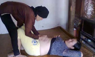 Bà Tích đang chữa sa hố cho thai phụ bằng cách vuốt bụng.