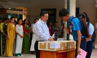 Thí sinh kiểm tra niêm phong đề thi trong kỳ thi tuyển sinh lớp 10 vừa qua Ảnh: HOÀNG TRIỀU