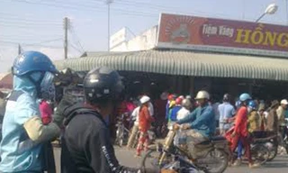 Người dân đứng chật đường đòi cửa hàng vàng Hồng 2 mua lại vàng.