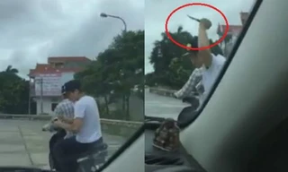 Tên cướp ngồi sau cầm dao liên tục chống trả khi bị tài xế ôtô ép xe vào lề đường