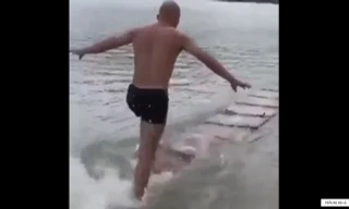 Cao thủ Thiếu Lâm biểu diễn khinh công đi trên mặt nước