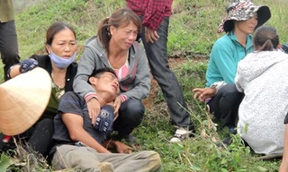 Vợ chồng anh Sửu chị Huê khóc ngất bên linh cửu các con