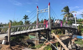 Cầu Dr Thanh – Tân Thới đang hỗ trợ đắc lực bà con địa phương trong mùa buôn bán hoa kiểng cuối năm.