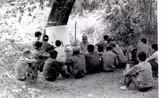 Tiểu đoàn 1, Trung đoàn 271, Sư đoàn 302, Mặt trận 479 họp triển khai nhiệm vụ tiến công căn cứ của địch. Ảnh do nhân vật cung cấp.