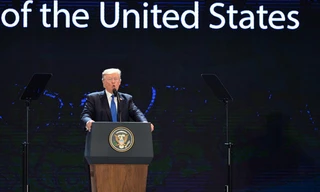 Thiết bị Teleprompter đặt hai bên tổng thống Trump với tác dụng hiển thị văn bản, hỗ trợ thuyết trình. Ảnh: Hoàng Hà.