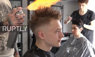 Sốc với màn cắt tóc bằng lửa ở Nga