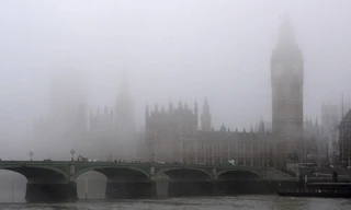 Màn sương mù từng đoạt mạng 12.000 người dân London năm 1952. Ảnh minh họa: History.