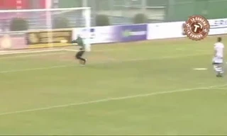 Ngỡ ngàng pha ghi bàn hiếm hoi của thủ môn khi phát bóng