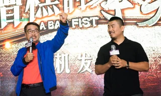 Ngô Mạnh Đạt (trái) và Từ Hiểu Đông tại lễ công bố khởi quay phim hài. Mạnh Đạt là gương mặt quen thuộc của điện ảnh Hong Kong, từng kết hợp Châu Tinh Trì trong loạt phim ăn khách như "Đội bóng Thiếu Lâm", "Trường học uy long", "Thánh bài", "Lộc Đỉnh Ký".