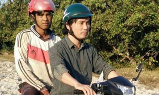 Thầy Ninh Văn Dậu 10 năm kiên trì vượt núi băng rừng vận động học trò đến trường. Ảnh tư liệu.