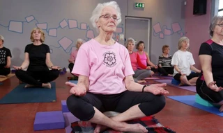 Bà cụ 100 tuổi bền bỉ luyện yoga