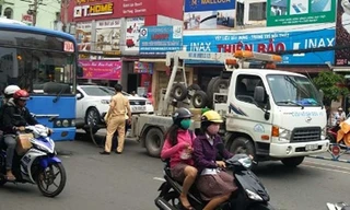 Kéo chiếc xe bị nạn khỏi hiện trường, giải phóng giao thông. 