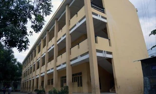 Khu nhà trường Nguyễn Văn Trỗi - TP. Biên Hòa, Đồng Nai rơi mảng tưởng khiến 1 học sinh bị gẫy 2 chân (Ảnh Tuổi trẻ).