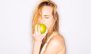 Táo chứa phloridzin – một chất có cấu trúc tương tự như hormone tình dục ở nữ giới giúp bôi trơn âm đạo.