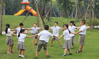 Một bộ đồng phục của học sinh Trường TH Ecopark Đoàn Thị Điểm (Ảnh: dtecopark)