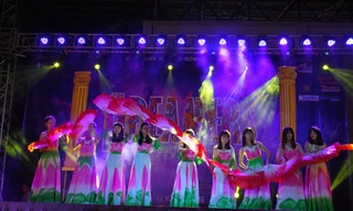 Tiết mục múa uyển chuyển, mềm mại của các bạn sinh viên nữ. ẢNh:BTC