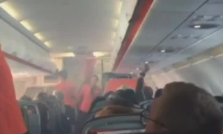 Phi cơ chở khách Australia tắt động cơ vì khói