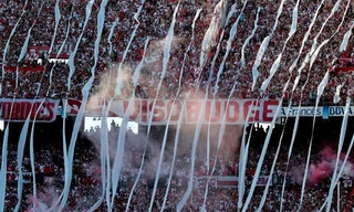 Pha kung-fu rợn người ở trận derby Argentina