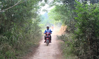 Con đường tạm bụi bay mịt mù. (Ảnh: Nhật Huy)