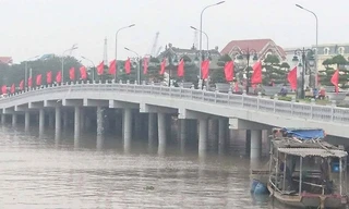 Cầu Tam Bạc bị tàu đâm hỏng