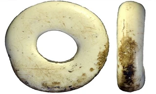 Đồ trang sức làm từ vỏ trứng đà điểu được tìm thấy tại Siberia, Nga. Ảnh: Siberian Times.