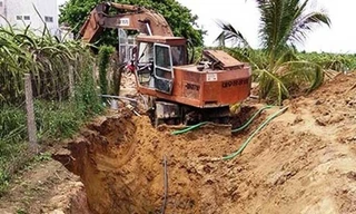 Chiếc hố nơi 2 nhân công thiệt mạng. Ảnh: Người Lao Động