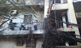 Cận cảnh cột điện cháy tơi tả, đe dọa 3 nhà ở Hà Nội