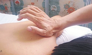 Xoa bóp chữa đau vai gáy hiệu quả