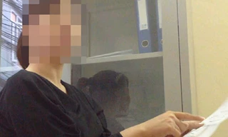 Bà Oanh chỉ vào giấy báo nhập học của Học viện Ngân hàng để chứng minh việc “chạy” vào được là có thật. Ảnh: Đan Hạ (Thanh Niên) 