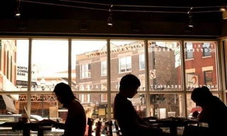 Làm việc tại quán cafe ảnh hưởng đến hiệu suất công việc