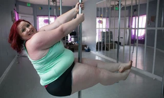 LuLu tự tin với mọi động tác của môn múa cột. Ảnh: Caters