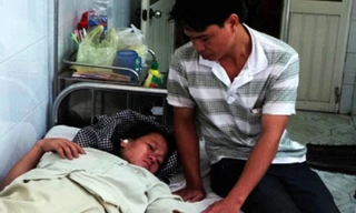 Vợ chồng anh Tiến đau đơn vì mất con. 