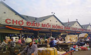 Chợ đầu mối nông sản thực phẩm Thủ Đức hàng năm mang lại cho Nhà Thủ Đức vài chục tỷ đồng. Ảnh: NV.