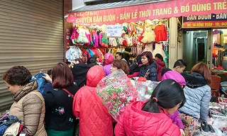 Quần áo 'đại hạ giá' dưới 100.000 hút khách phố cổ Hà Nội