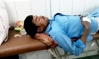 Mặc cho người ra sức phản đối, các bác sĩ vẫn điềm nhiên như không.