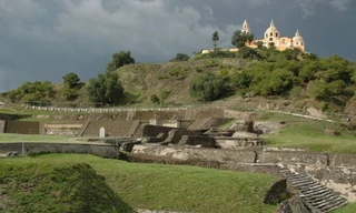 Nhìn ngọn đồi này ai dám nghĩ ẩn dưới đó là 1 đại kim tự tháp.