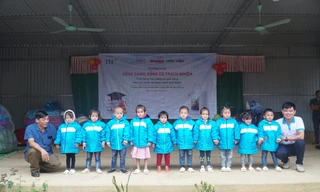 Ông Nguyễn Minh Hoàng (người đầu tiên từ phải sang) – Đại diện Quỹ Vì Tầm Vóc Việt trao quà cho cô trò trường Mầm non Xuân Nha