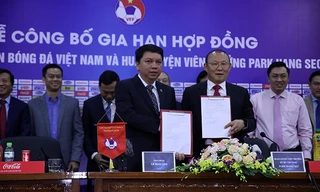 TTK VFF Lê Hoài Anh (trái) và HLV Park Hang Seo trong lễ ký kết gia hạn hợp đồng. Ảnh: Hoàng Linh