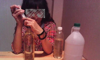 T.S.C giới thiệu và hướng dẫn cách bơm silicon cho khách hàng trên đường Hậu Giang, Q.6 ngày 2/5. Ảnh: Thanh niên