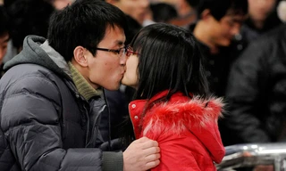 Sinh viên bị cấm nắm tay và hôn nhau tại trường đại học Binhai, Thanh Đảo, Trung Quốc.