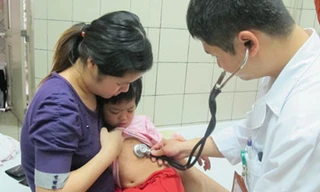 Bác sĩ khám cho bệnh nhi tại khoa Nhi Bệnh viện Bạch Mai.