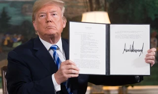 Tổng thống Mỹ Donald Trump ký quyết định tái áp đặt các lệnh trừng phạt với Iran tại Nhà Trắng vào ngày 8/5. Các lệnh trừng phạt từng được dỡ bỏ vào năm 2015 dưới thời Tổng thống Obama sau khi Mỹ đạt được thỏa thuận hạt nhâ. Ảnh: AFP.