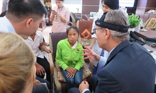 Đoàn bác sĩ người Anh thăm khám cho các bệnh nhân. Ảnh: BTC