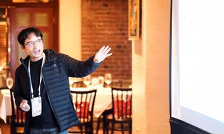 Tiến sĩ Bùi Hải Hưng – Viện trưởng Viện Nghiên cứu Trí Tuệ VinAI Research chia sẻ tại NeurIPS 2019