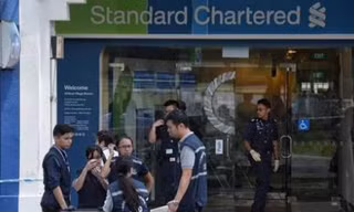 Cảnh sát phong tỏa hiện trường vụ cướp ngân hàng. Ảnh: STRAITS TIMES