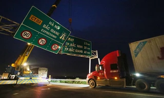 Tài xế ngủ trên quốc lộ 1A vì tắc nghẽn giao thông